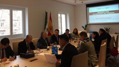 Los integrantes de Asetur junto a Miguel Torruco.