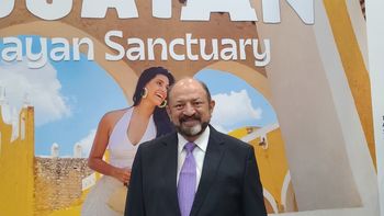Darío Flota Ocampo, secretario de Turismo de Yucatán, durante su participación en la Vitrina Turística de Anato, donde compartió la propuesta del destino.