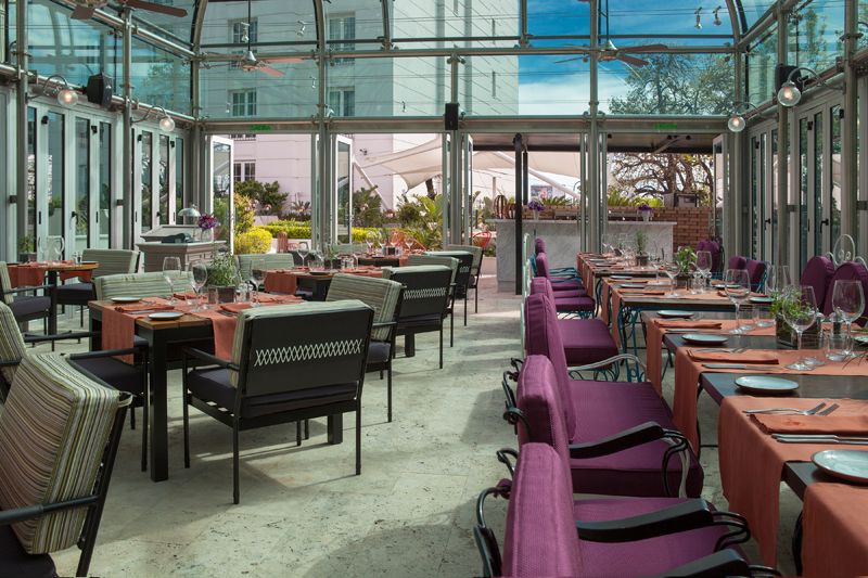 La marca Four Seasons ofrece lujo para el viajero moderno, en elegantes entornos y con un servicio detallado y altamente personalizado las 24 horas.