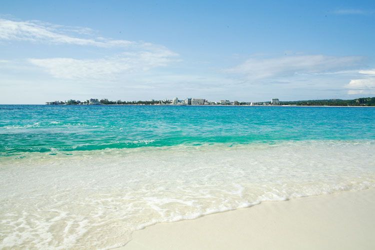 San Andrés es el destino de Colombia indicado para los que quieran pasar unos días en el Caribe, rodeados de aguas turquesas y arenas blanquísimas.