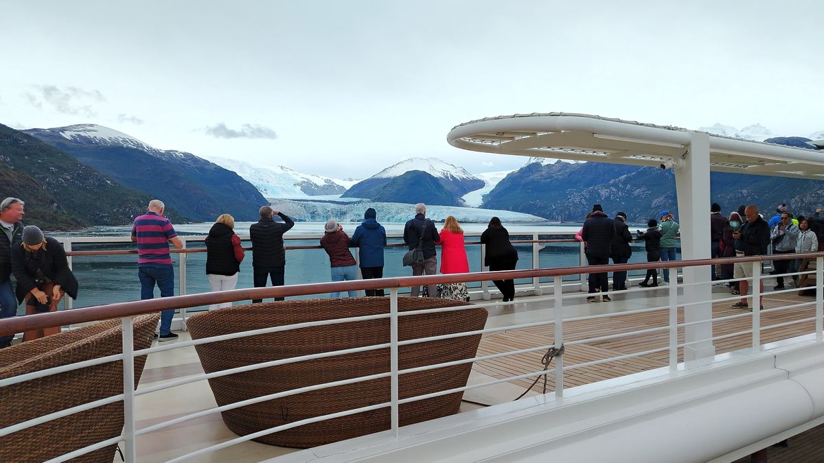 Viajando por el estrecho de Magallanes a través del Regent Seven Seas Slendor.