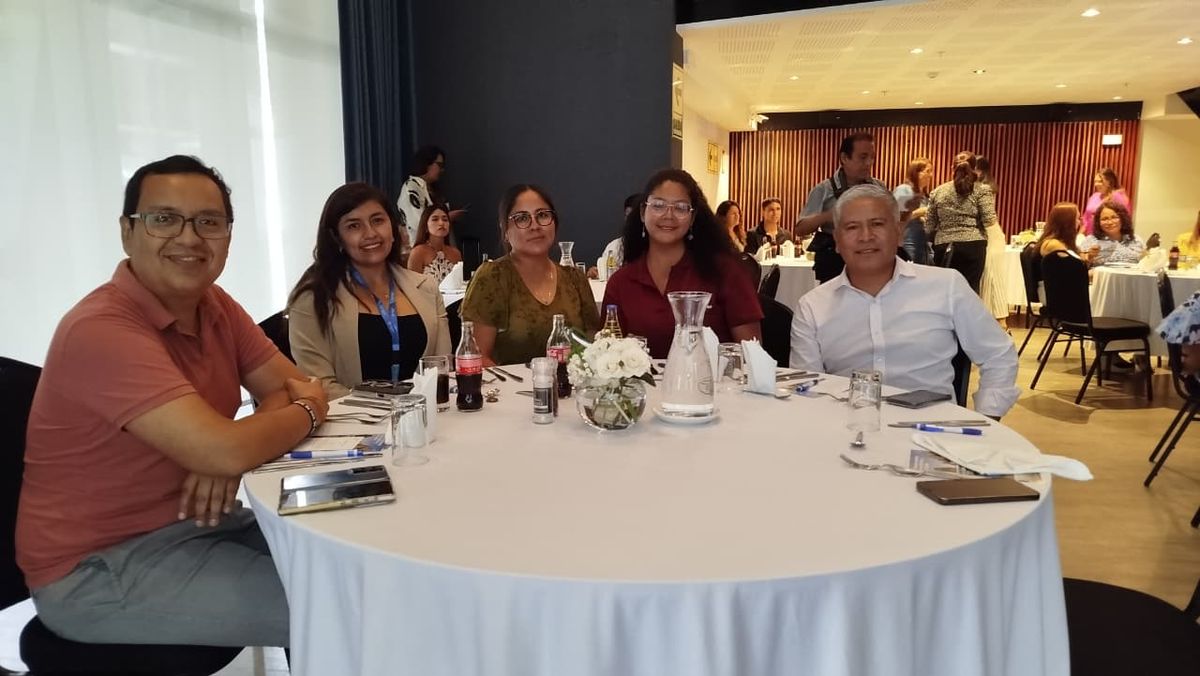 Paolo Ch&aacute;vez de Traves&iacute;a Virtuosa junto a agentes de viajes.