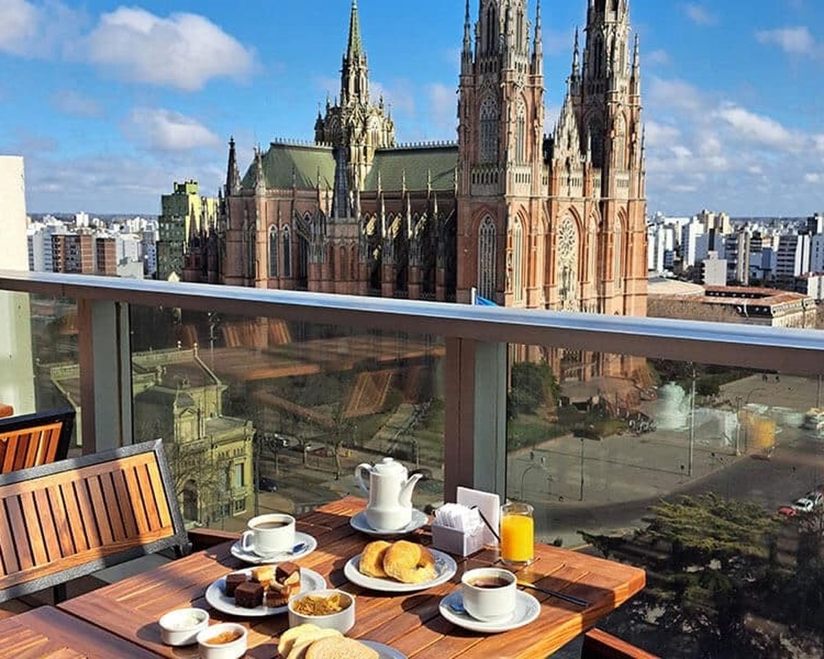 La Plata: una rica merienda, la visita a La Catedral y un paseo por el bosque son los imperdibles de la Capital Provincial.
