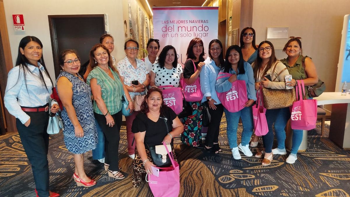 Agentes de viajes mostrando su interés y entusiasmo durante el evento, destacando la excelente recepción que tuvo la actividad.