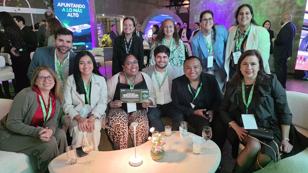Equipo de Ágil y Discover reunido en el evento de Sky. Equipo de Ágil y Discover reunido en el evento de Sky.