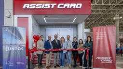 Representantes de Assist Card y Lima Airport Partners durante la inauguración del nuevo módulo estratégico de atención al viajero en Perú.
