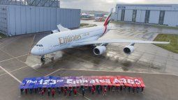 El equipo de Emirates recibe en las instalaciones de Airbus su A380 número 123.