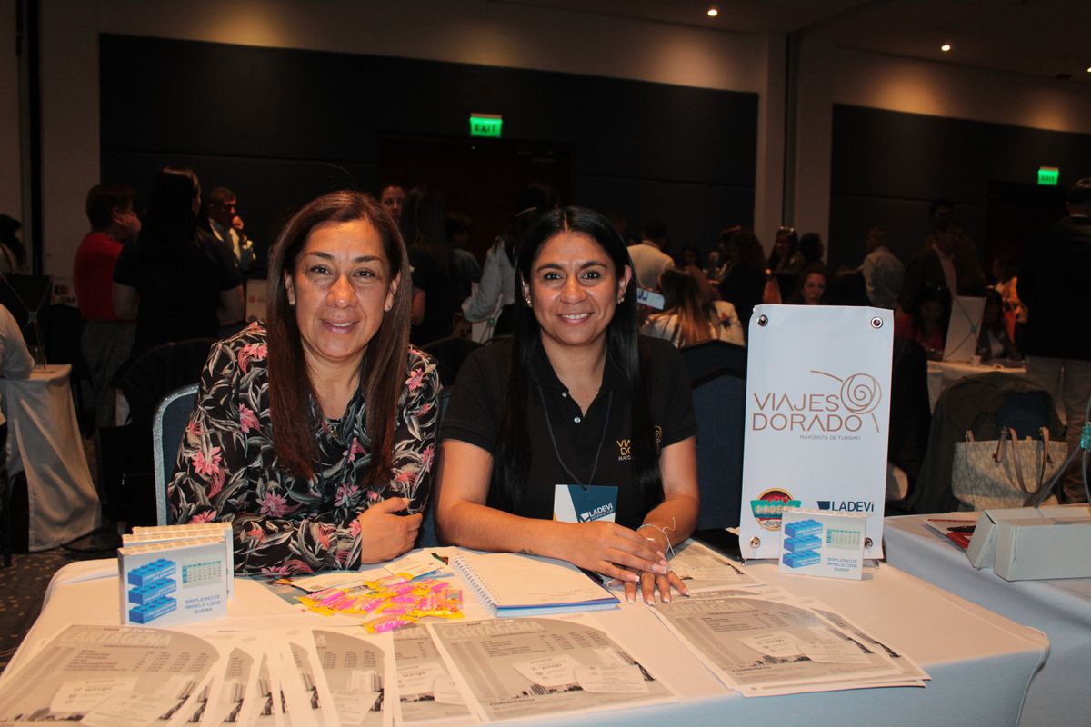 Equipo de Viajes Dorado Mayorista en el Workshop de Ladevi Bogotá.