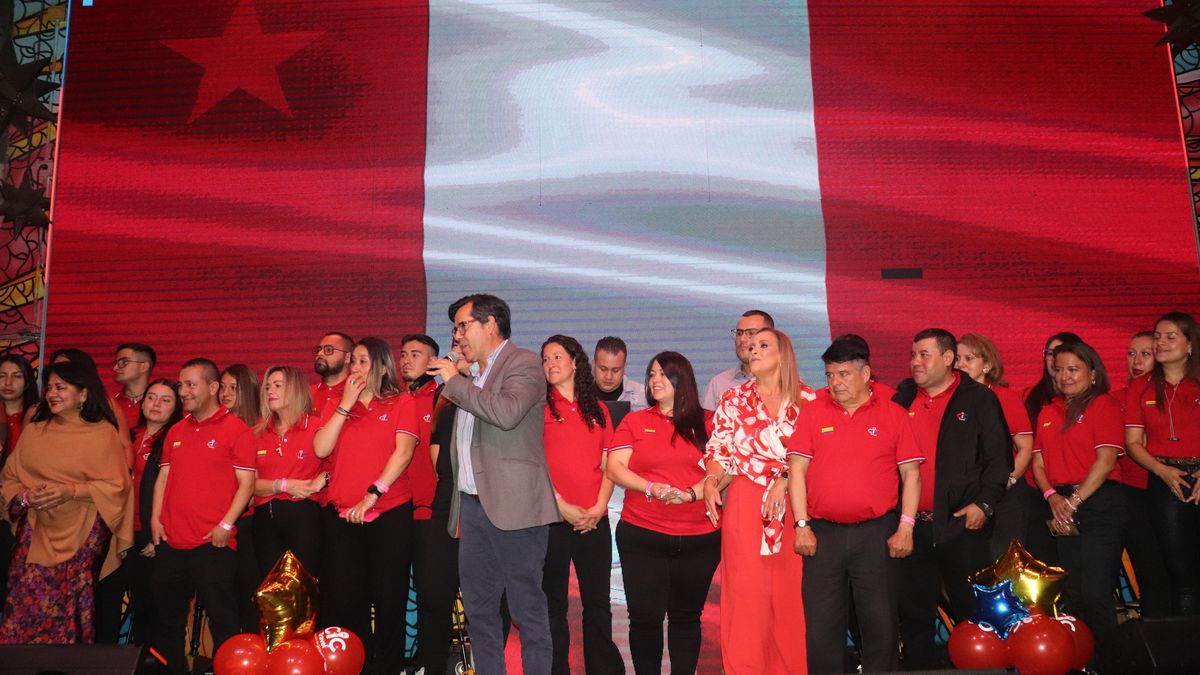 Andrés Rincón, CEO de CIC Travel, junto al equipo regional de la mayorista.