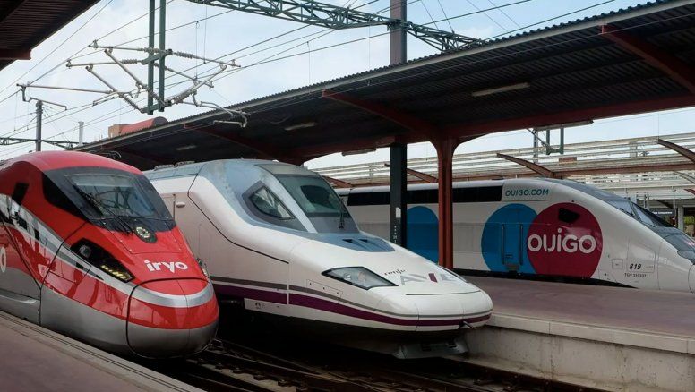 Trenes de las compañías Iryo, Avlo y Ouigo en las estación de Chamartín (Madrid).