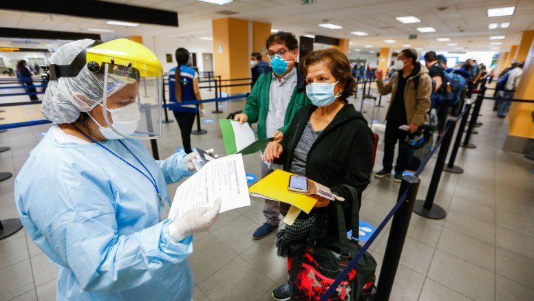 Con el fin de evitar los contagios producidos por el Covid-19, se ha impuesto una serie de requisitos para las personas que deseen viajar por bus o avión durante las fiestas de fin de año.
