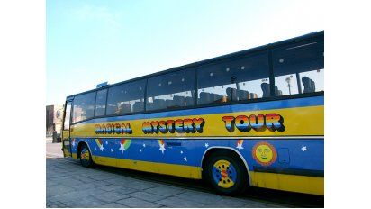 El bus del Magical mistery Tour transita las calles de Liverpool.