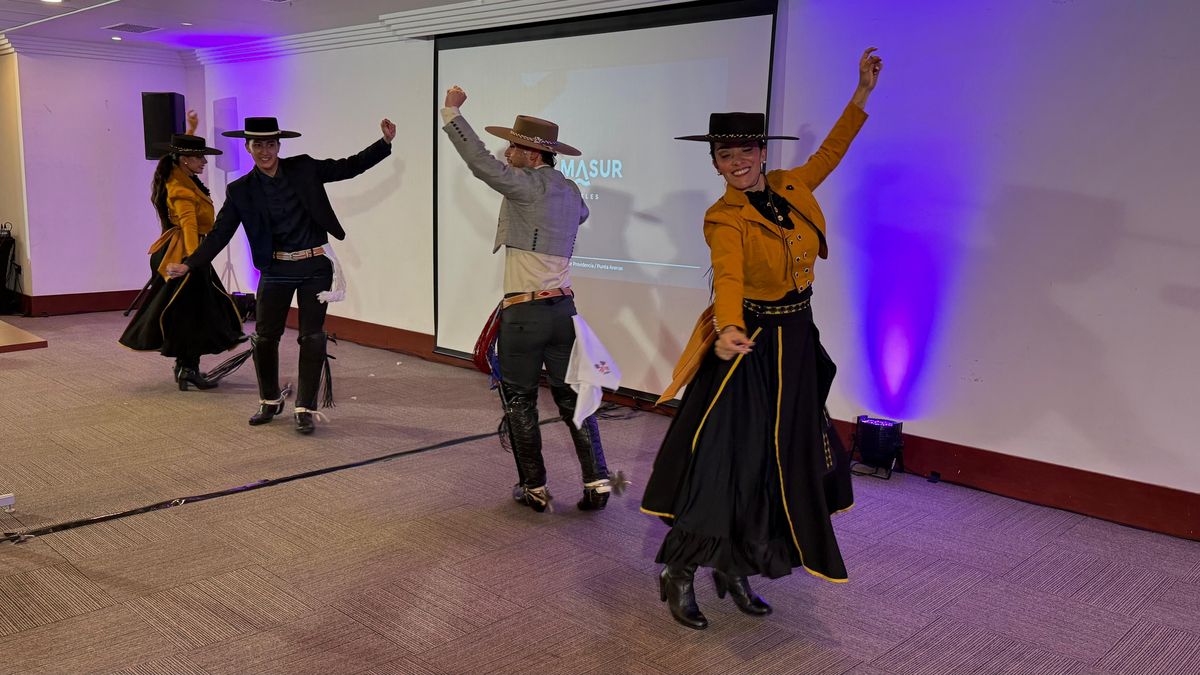Travelaway presentó un show de bailes folclóricos de Chile para acompañar la jornada. Travelaway presentó un show de bailes folclóricos de Chile para acompañar la jornada.