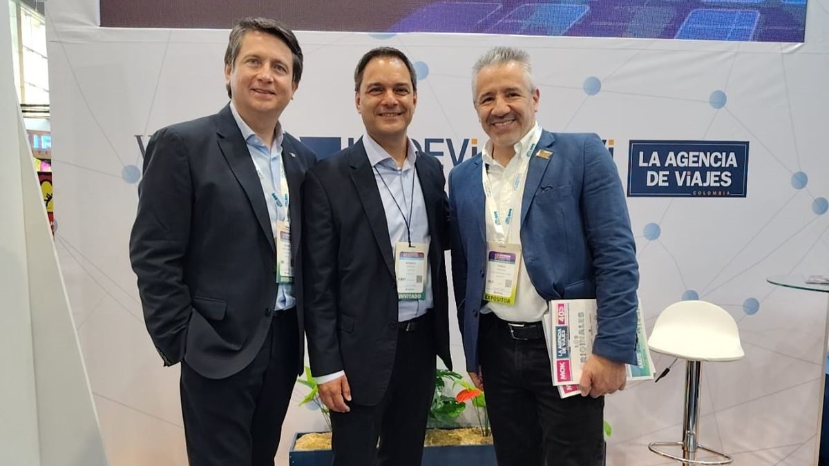 Representantes del equipo de Delta Airlines junto a Fabián Manotas, de Ladevi.