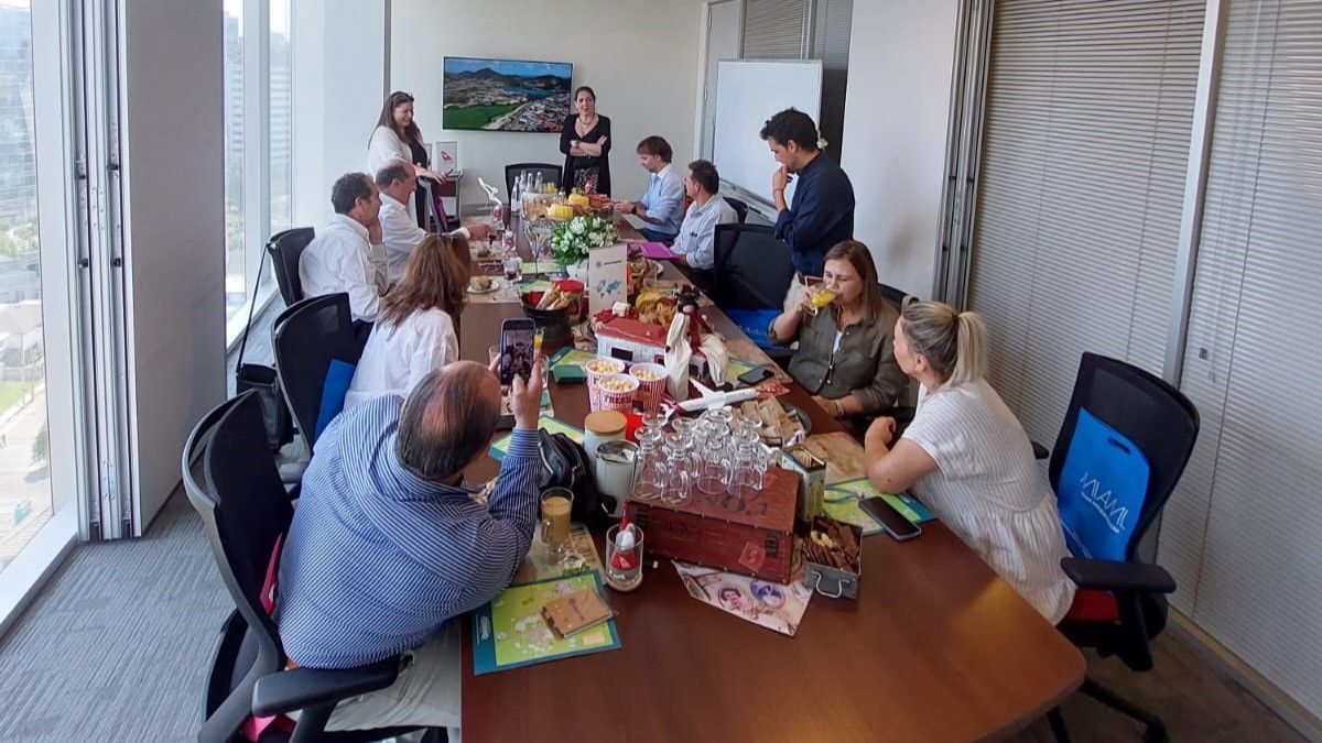 Aviareps compartió un coffee break con socios comerciales y colaboradores el 27 de diciembre en su oficina de Las Condes.