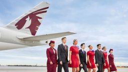 Junto a un avión de Qatar Airways un equipo combinado de tripulantes de cabina de Qatar y de Virgin Australia.