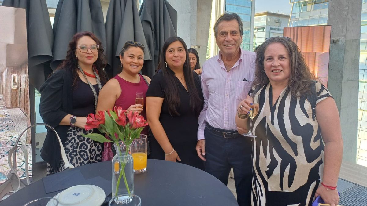 Agentes de viajes y turoperadores que asistieron al sunset de Tempo Reps.