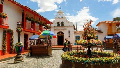 El Pueblito Paisa es uno de los lugares que no te puedes perder cuando estés visitando la ciudad Medellín.&nbsp; &nbsp;