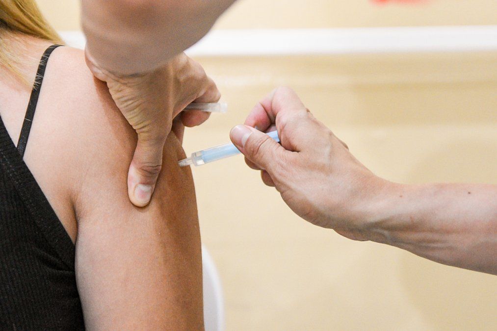 El intendente Gustavo Sastre dispuso el inicio de la aplicación de primeras dosis a personal tanto del sector público como del privado relacionado con la actividad turística.