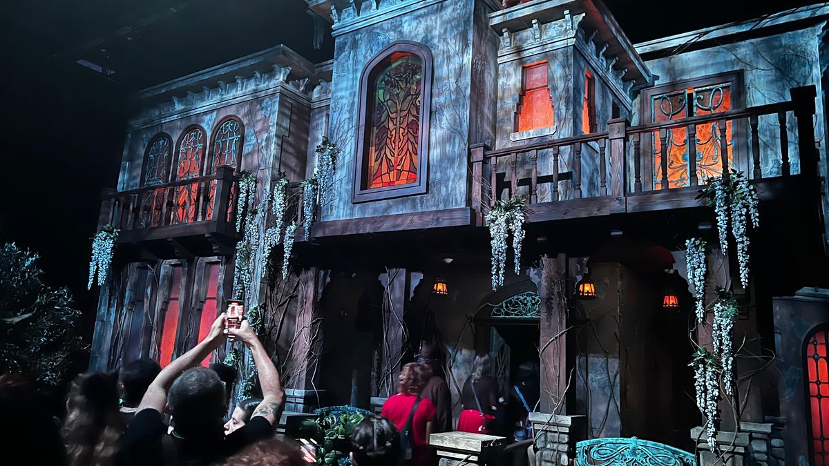 Universal Destinations & Experiences: 