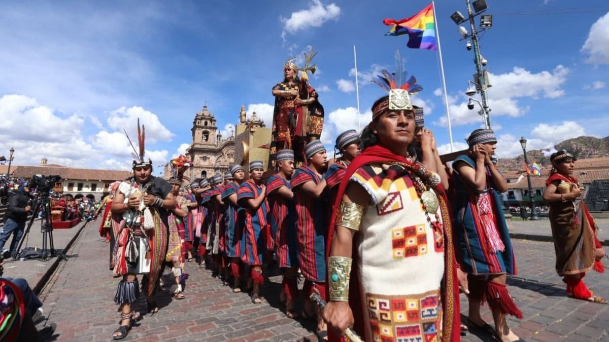 Miles de cusqueños y turistas celebraron con algarabía la escenificación del Inti Raymi 2025.