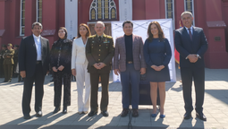 El embajador de El Salvador en Chile, Mauricio Peñate, junto a autoridades chilenas y salvadoreñas. 