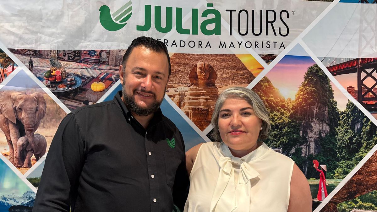 Edgar Chávez y Selene Alarcón en la capacitación de Juliá Tours sobre Chihuahua.