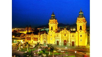 La Catedral de Lima se ubica en el centro histórico de la ciudad.