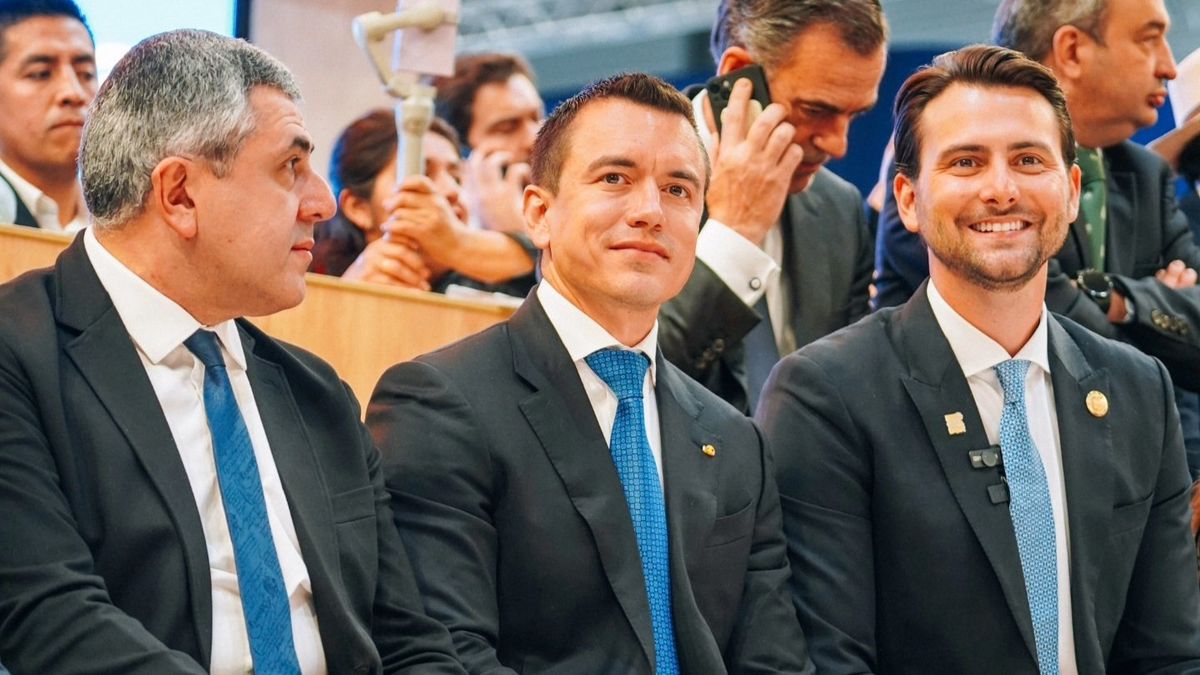 Secretario general de ONU Turismo, Zurab Pololikashbili junto al presidente de Ecuador, Daniel Noboa y el ministro de Turismo Niels Olsen.