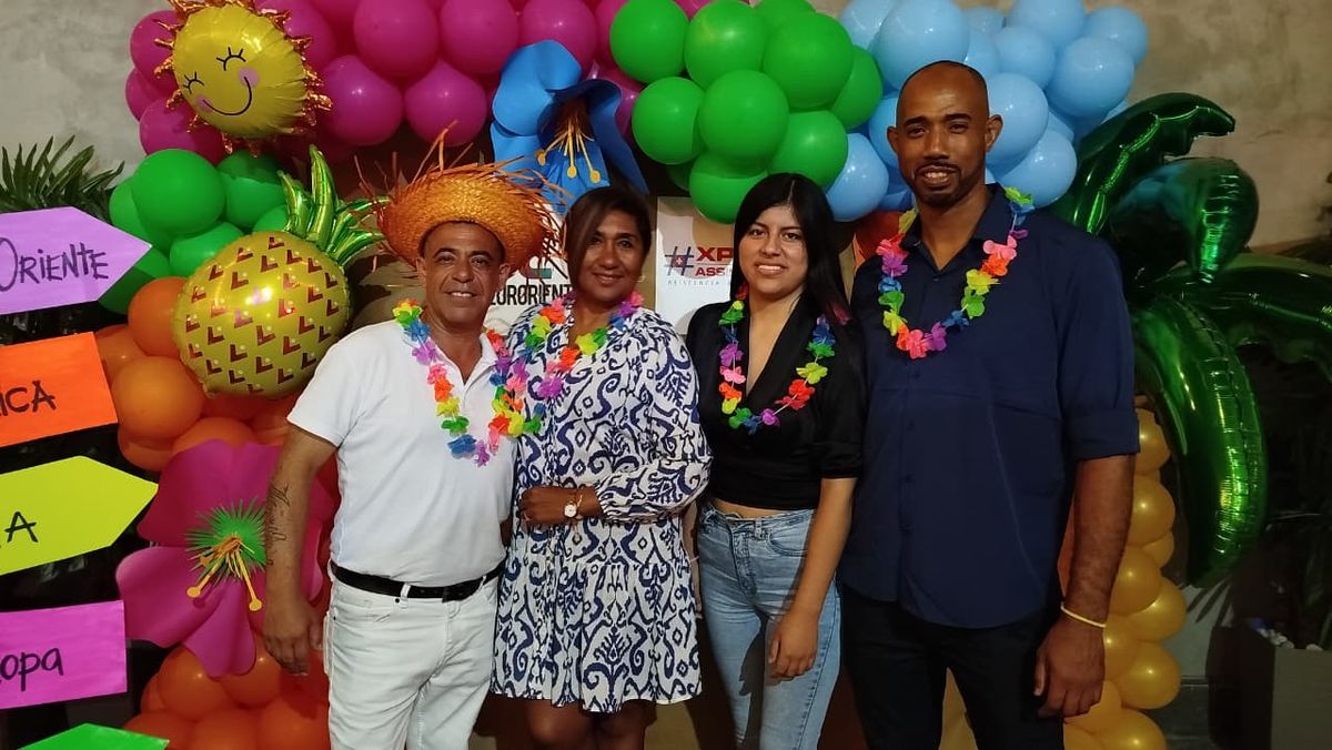 Walter Zapata y Kensil Grajales, junto a invitadas.