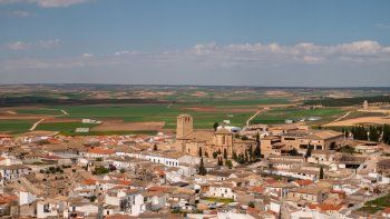 Europa: España ofrece un viaje al pasado a través de paisajes montañosos, murallas medievales y arquitectura tradicional preservada.