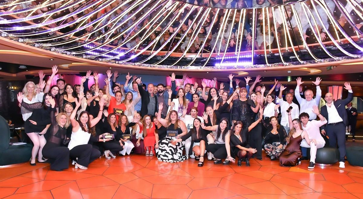 Los agentes de viajes premiados por MSC Cruceros junto a ejecutivos de la compañía.
