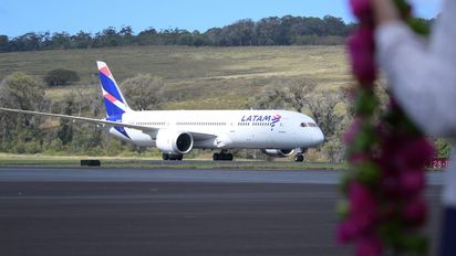 Latam Airlines es la única compañía con vuelos comerciales hacia Rapa Nui, conectando la isla con Santiago de Chile en 5 horas 20 minutos.