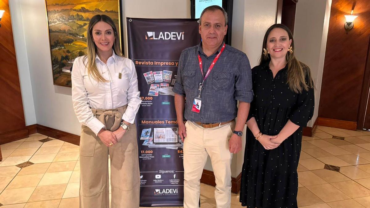 Jéssica Sánchez, coordinadora comercial de Ladevi Ecuador, junto con Patricio Ayala, ejecutivo comercial de Avianca, y Patricia Salinas, asesora de Turismo de ProColombia Ecuador. 