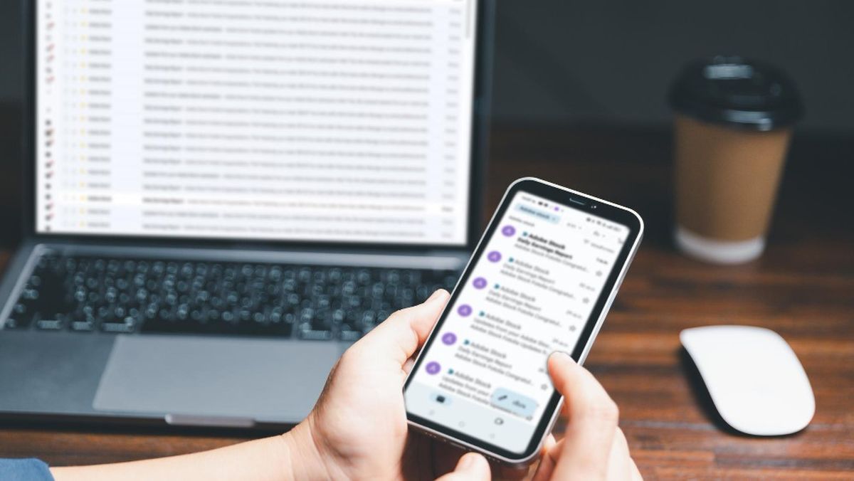 Algunos smartphones vienen con asistentes virtuales que pueden traducir conversaciones en tiempo real, como Siri en iPhones o Google Assistant en Android.