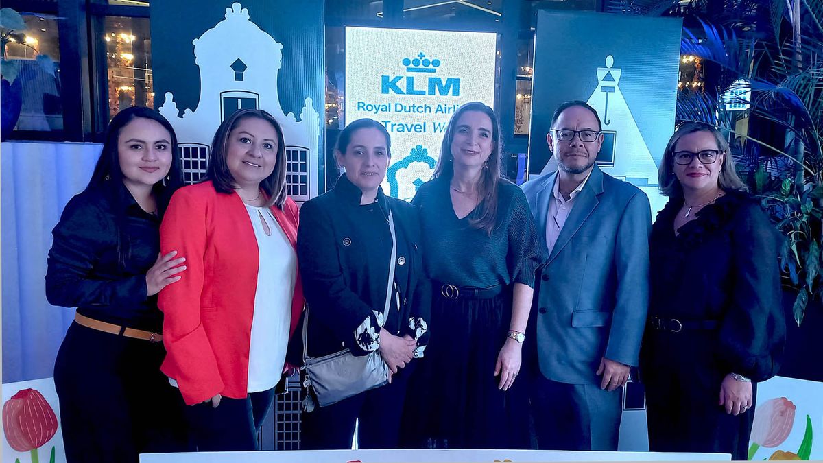 Equipo de KLM, encabezado por su gerente en Ecuador Marie-Noëlle Landázuri (3a der.), compartió con clientes Elite en evento de intercambio de casitas Delft. 