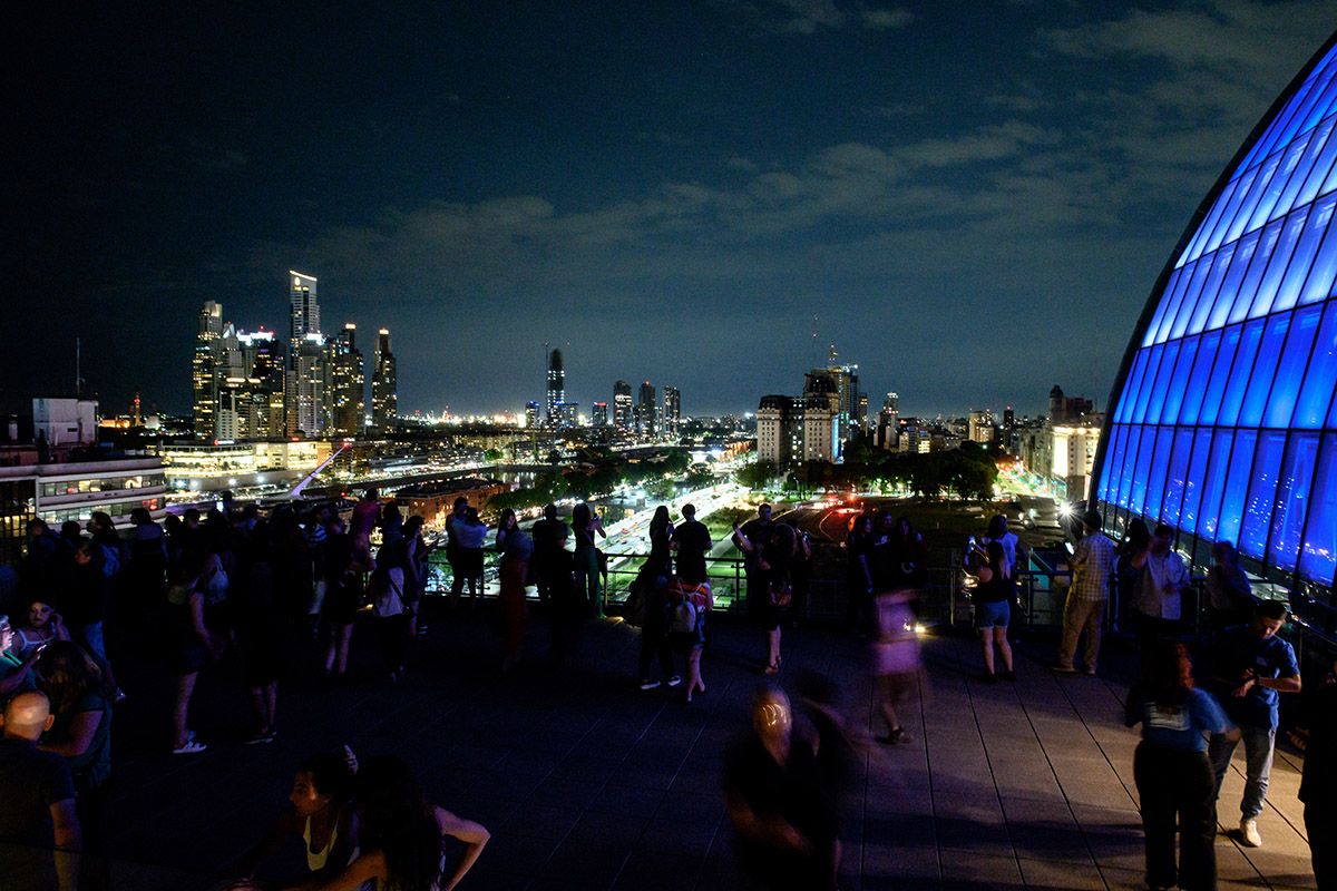 Buenos Aires: los recorridos nocturnos son uno de los más recomendados en el Centro Cultural Kirchner (CCK) porque permite obtener vistas únicas de la ciudad por la noche. 
