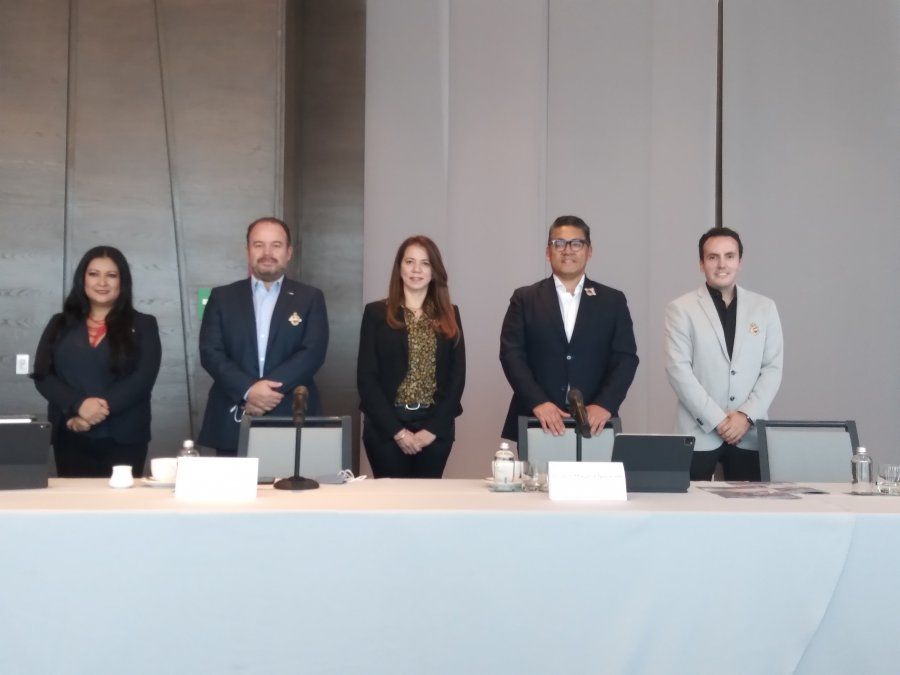 Ricardo Magaña (penúltimo) durante su asunción como presidente de MPI México Chapter.