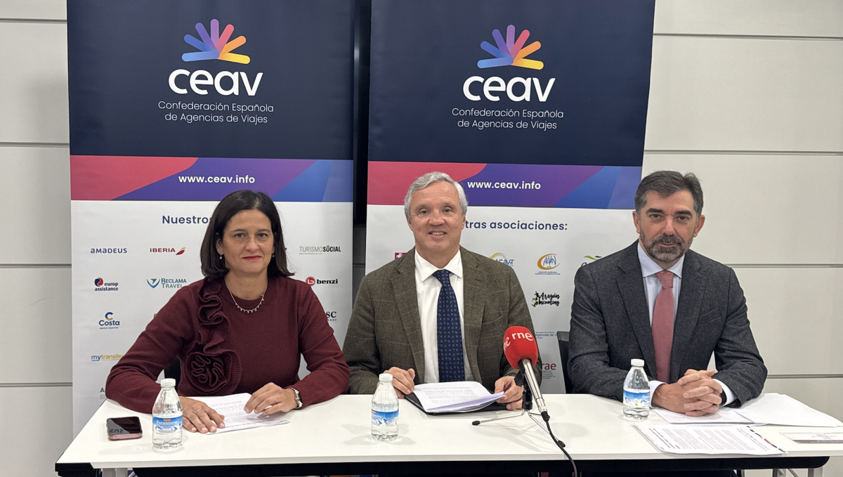 Mercedes Tejero, gerente de la Confederación Española de Agencias de Viajes (CEAV); Carlos Garrido, presidente de la patronal y el vicepresidente ejecutivo, José Manuel Lastra.