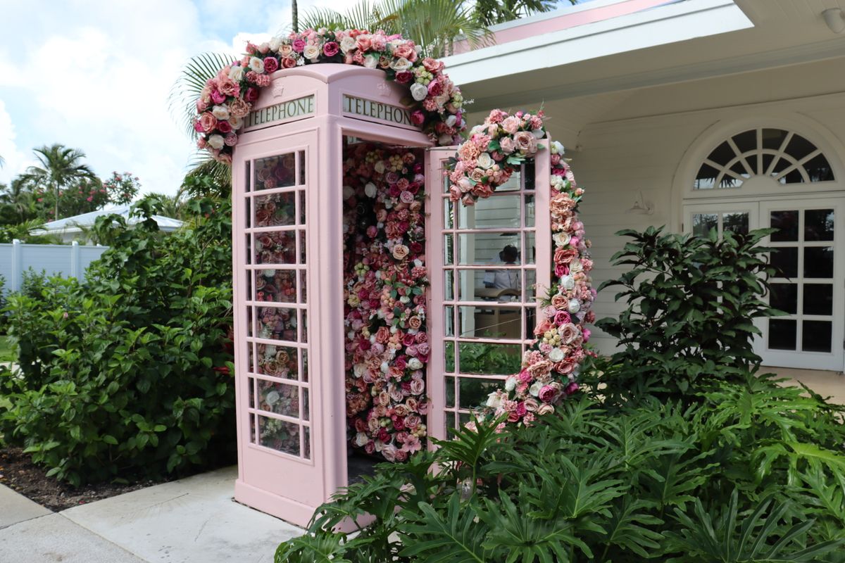 Icónica cabina telefónica en Sandals Royal Bahamian.