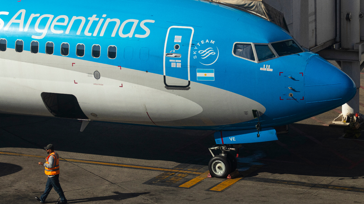Uno de los aviones de Aerolíneas Argentinas, aerolínea bandera de Argentina.
