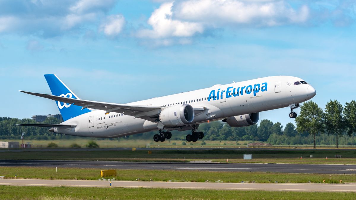 Avión de la flora de Air Europa B787 Take off