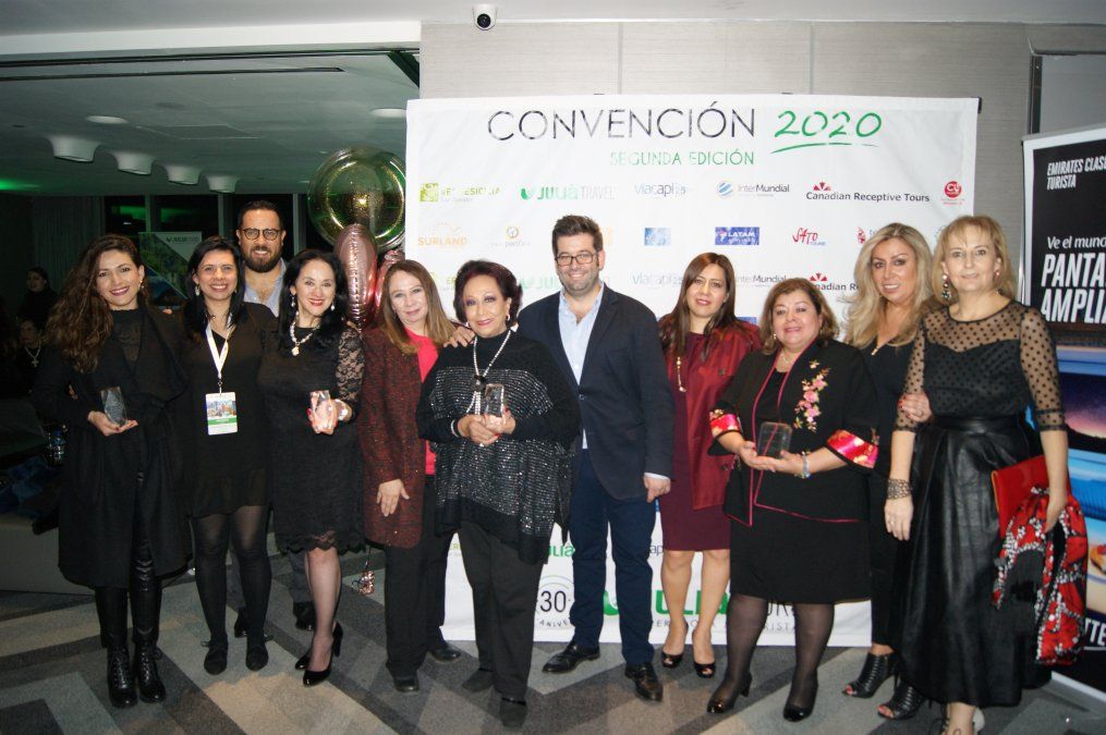 Oriol Riera, director general de Juliá Tours, y los galardonados
