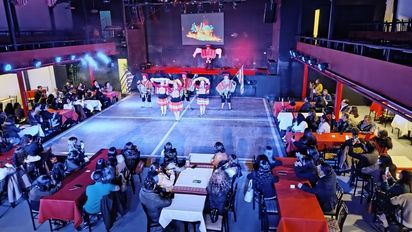 Lima Cena Show, del Grupo Viaja Perú, ofrece una experiencia gastronómica única con platos peruanos y danzas típicas, atrayendo tanto a locales como a turistas.