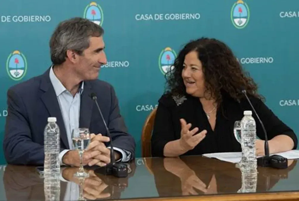 Gonzalo Pérez Corral, gerente General de JetSmart, junto a Nora Vicario, ministra de Turismo de Mendoza.