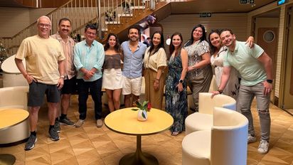 Alberto Muñoz, líder de Expansión de Virgin Voyages para México y LATAM, junto a los agentes de viajes y operadores a bordo del Scarlet Lady.