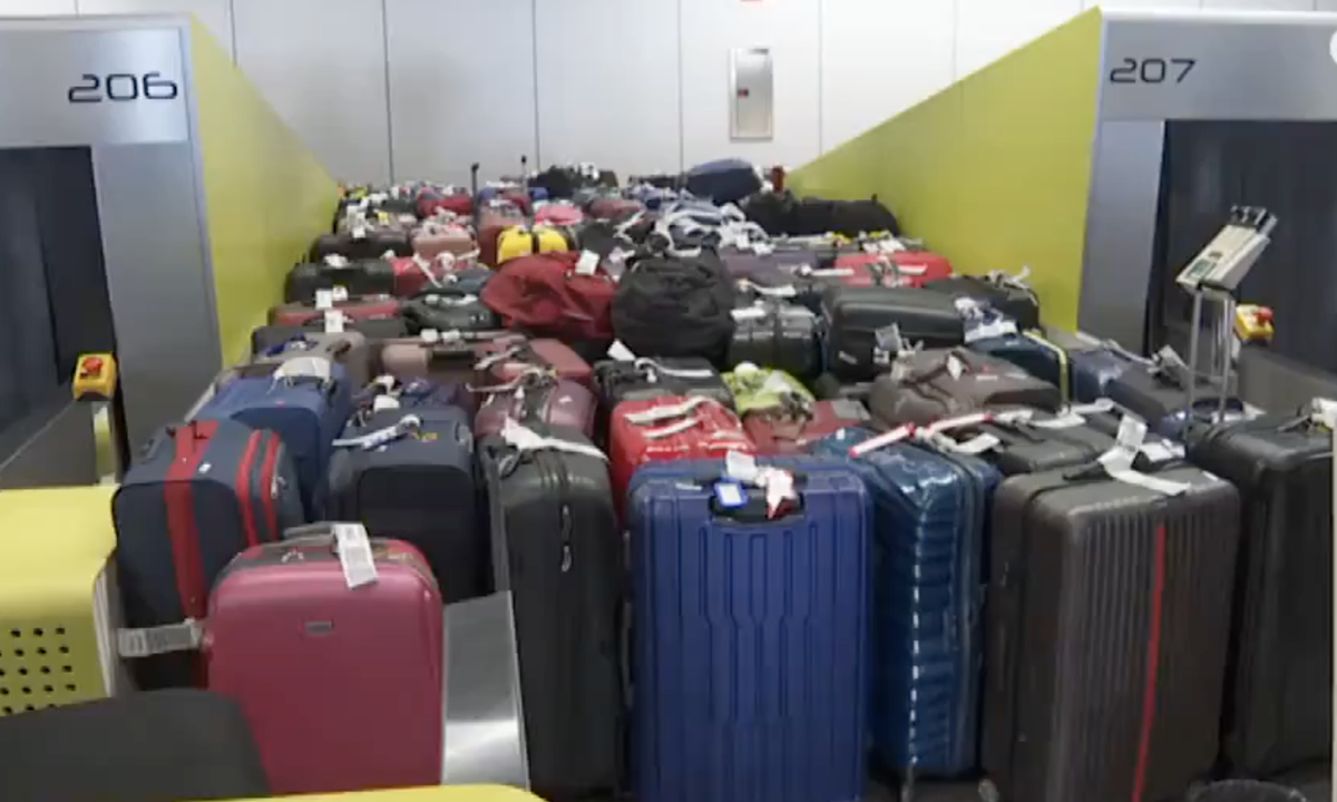 Maletas amontonadas en el aeropuerto de Tenerife por la huelga en el servicio de handling de Groundforce.