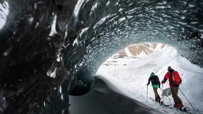 Grupo Almacruz: el glaciar Universidad, con sus impresionantes cavernas, permite caminatas sobre hielo.