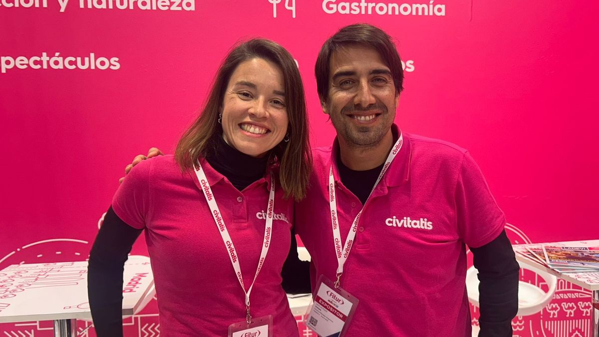 Verónica de Iscar y Nicolás Posse, de Civitatis, en su stand.
