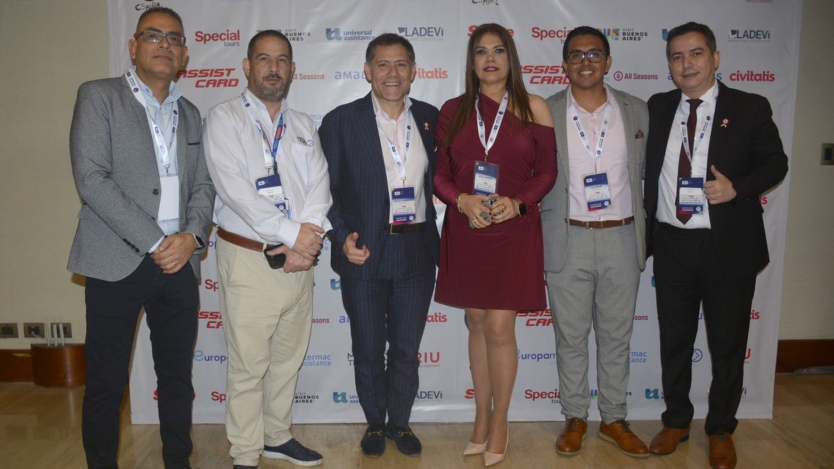 Equipo de Mega Travel junto al equipo de Grupo GEA.